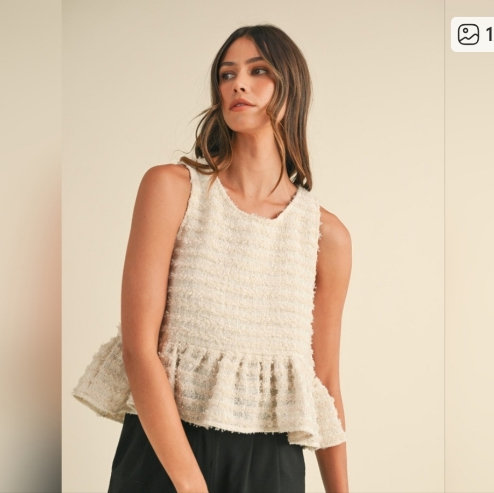 Chic Cream Textured Sleeveless Blouse